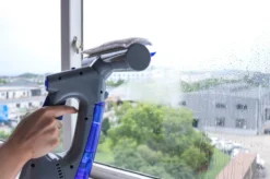 Swiss Pro+ Ruitenreiniger 3 In 1 WV 2 Blue Edition Window Vac - Ca. 120 M² - Waterzuiger - Incl. Smalle Zuigmond - Oplaadbaar - Raamwisser - Streeploos - Clicksystem - 2 Microvezeldoekjes - Met Sprayfunctie - Low Noise - Hepafilter -Schoonmaakartikelen Winkel 1200x799 5